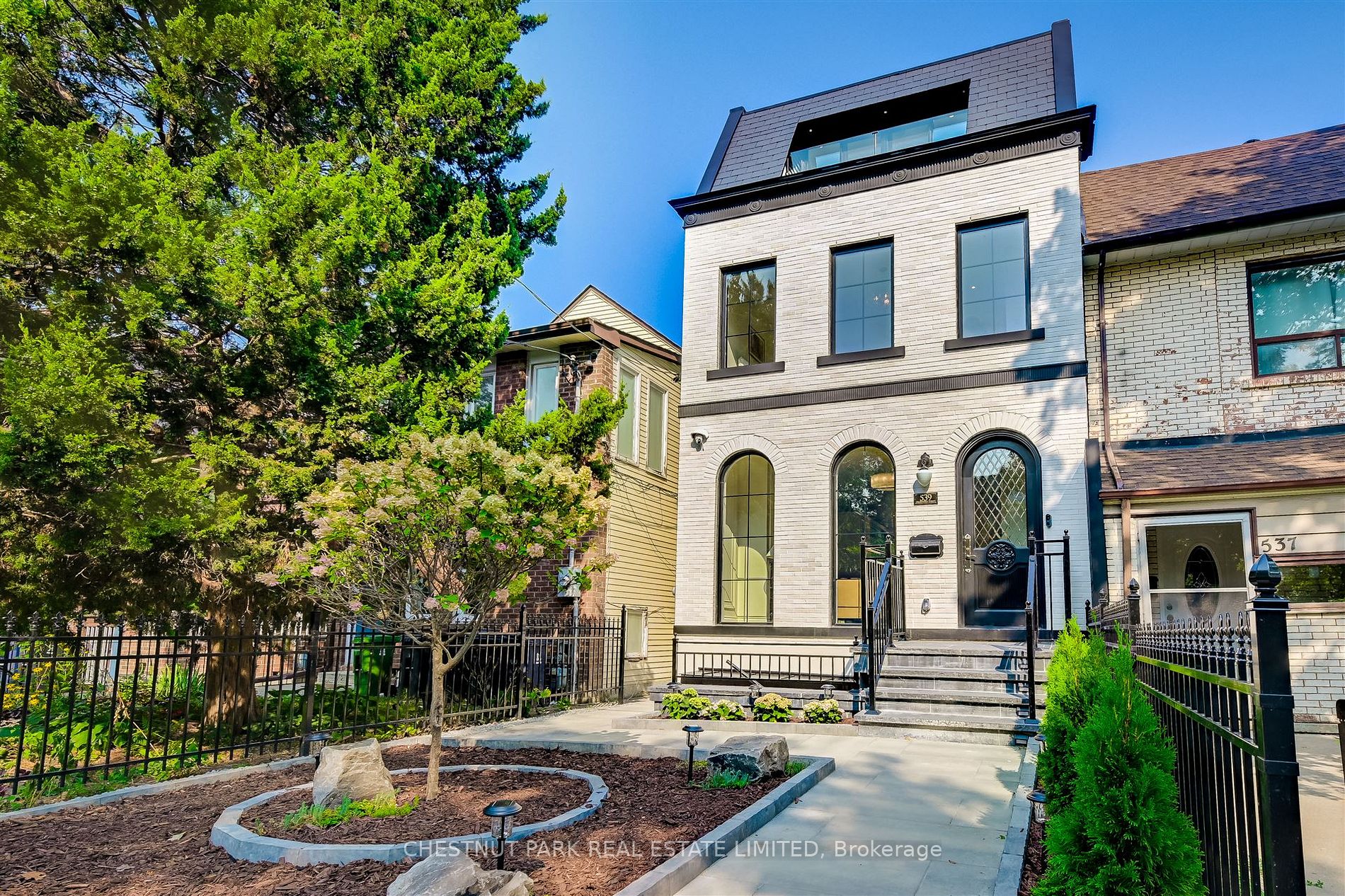 539 Crawford St, Toronto, M6G 3J9