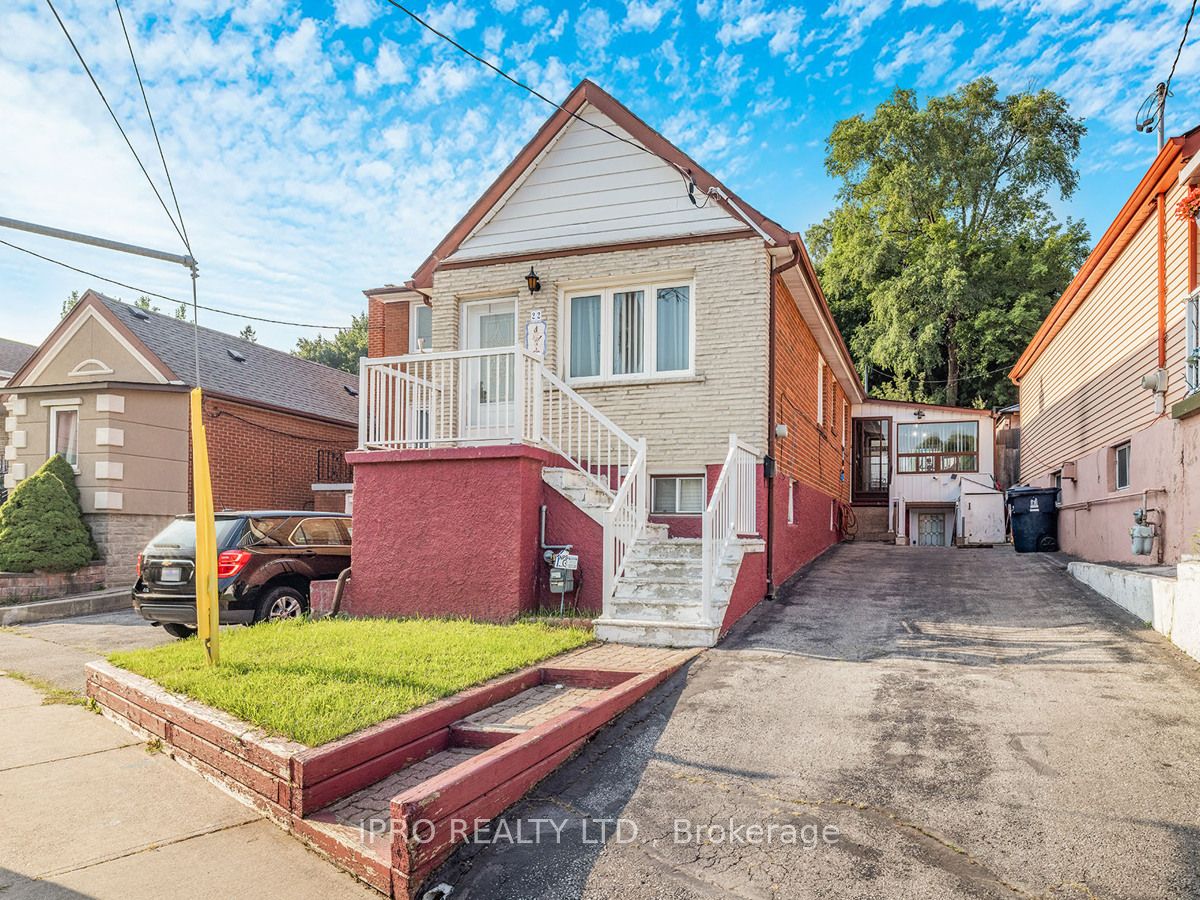 22 Holmesdale Cres, Toronto, M6E 1Y6