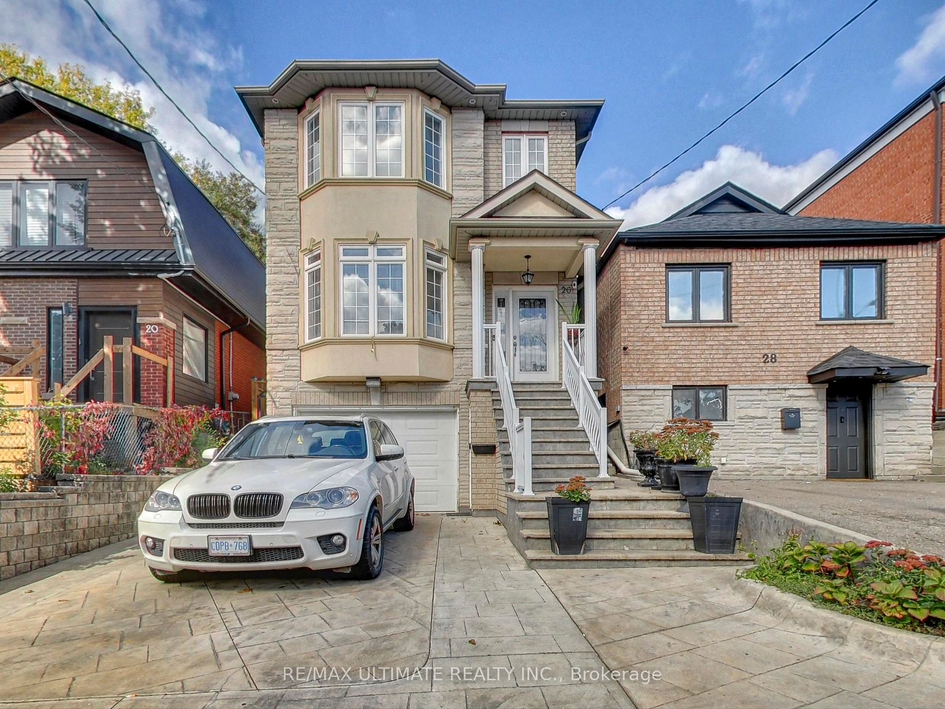 26 Dynevor Rd, Toronto, M6E 3X1